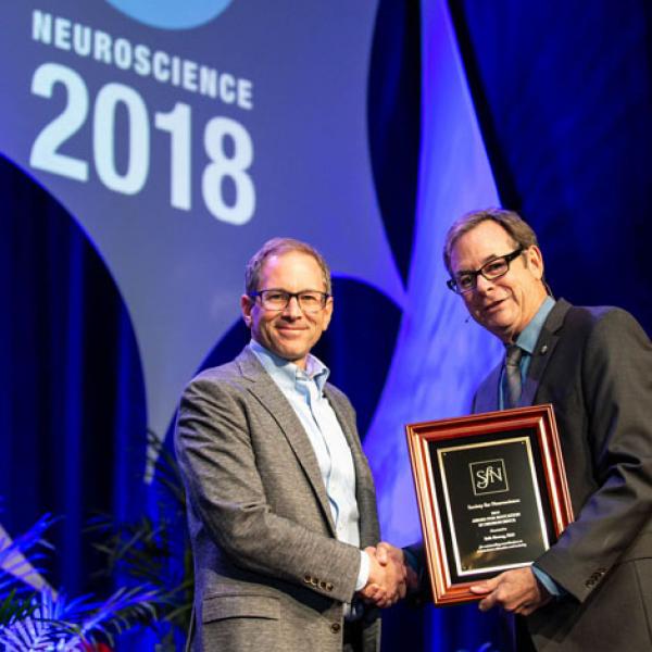 Erik Herzog receives the Award for Education in Neuroscience from the Society for Neuroscience (SfN)